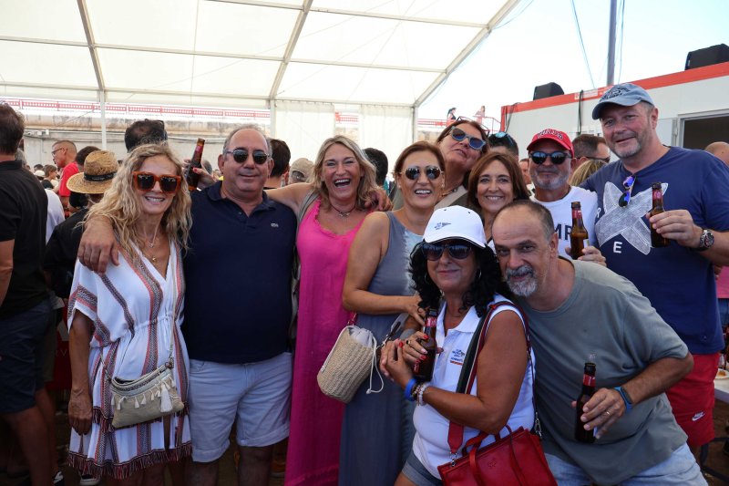 GALERIA DE FOTOS de l'estrene del BARET de les festes de DUANES: gran ambient, “botellins” a caixes i, a més… bous a la mar GALERIA DE FOTOS de l'estrene del BARET de les festes de DUANES: gran ambient, “botellins” a caixes i, a més… bous a la mar